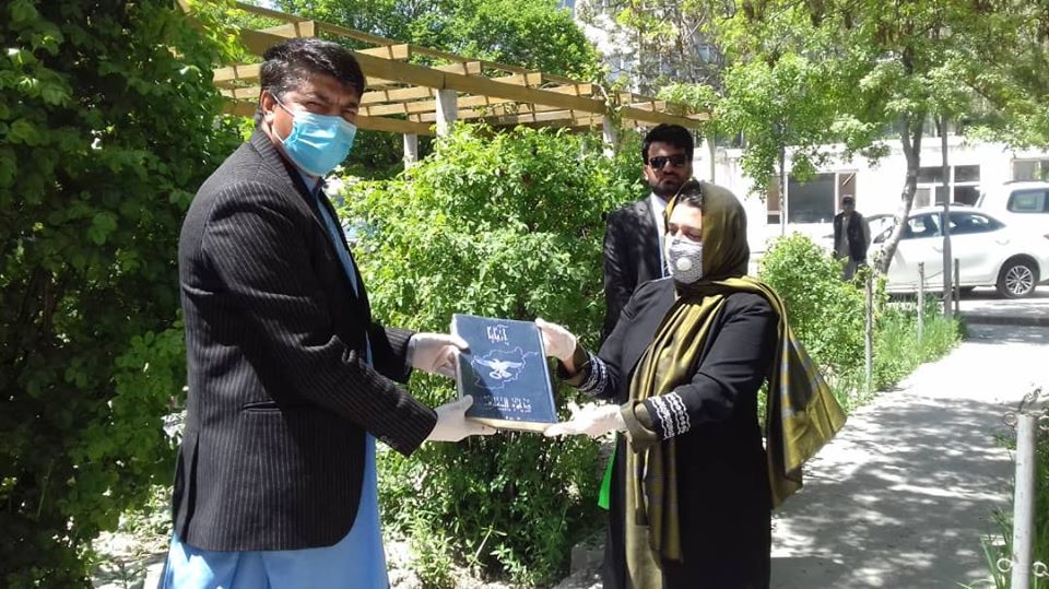 د افغانستان د علومو اکاډمي مشرتابه پلاوي د اطلاعاتو او فرهنګ وزارت له سرپرستې وزيرې آغلې حسينې ساپۍ سره نن د ثور په ۷ مه نېټه د يکشنبې په ورځ په علومو اکاډمۍ کې ملاقات وکړ