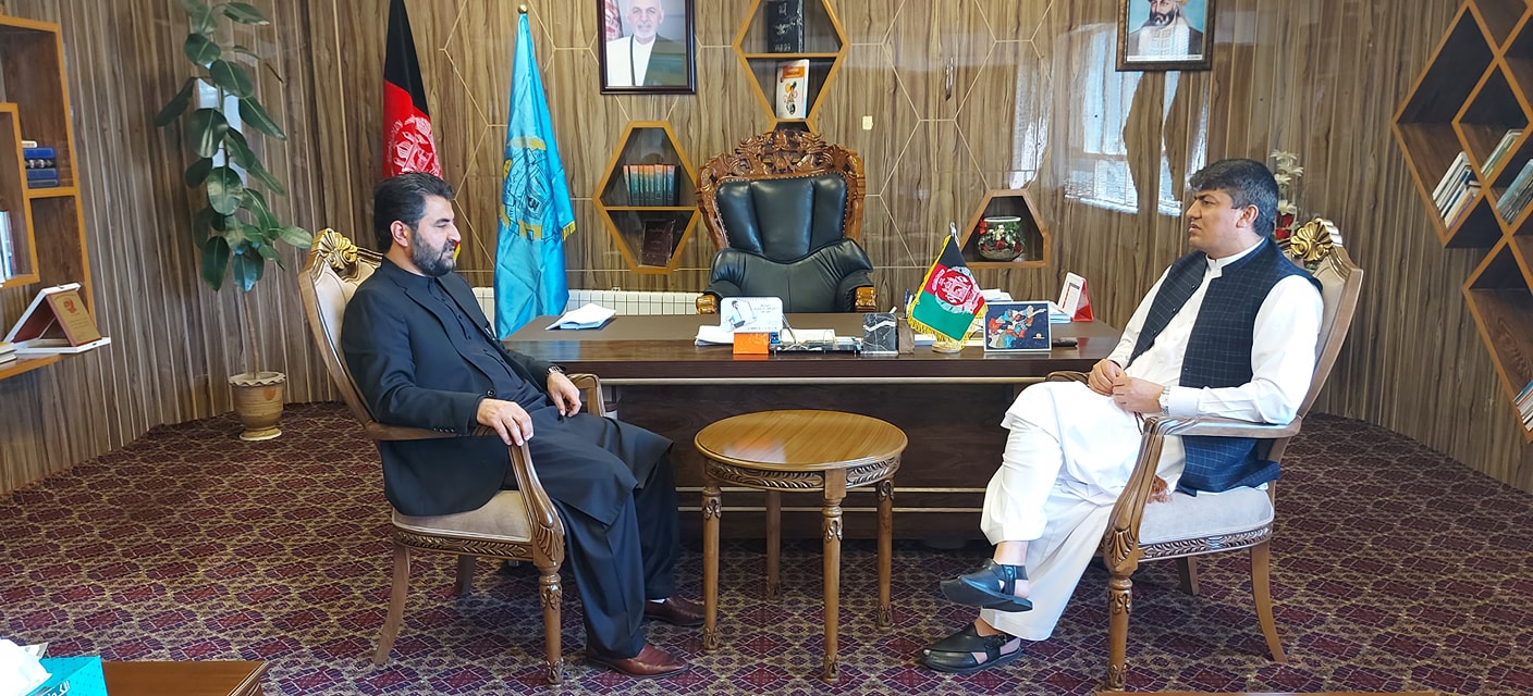 د علومو اکاډمي رئيس د کوچيانو چارو د سمون لوی رئيس سره وکتل