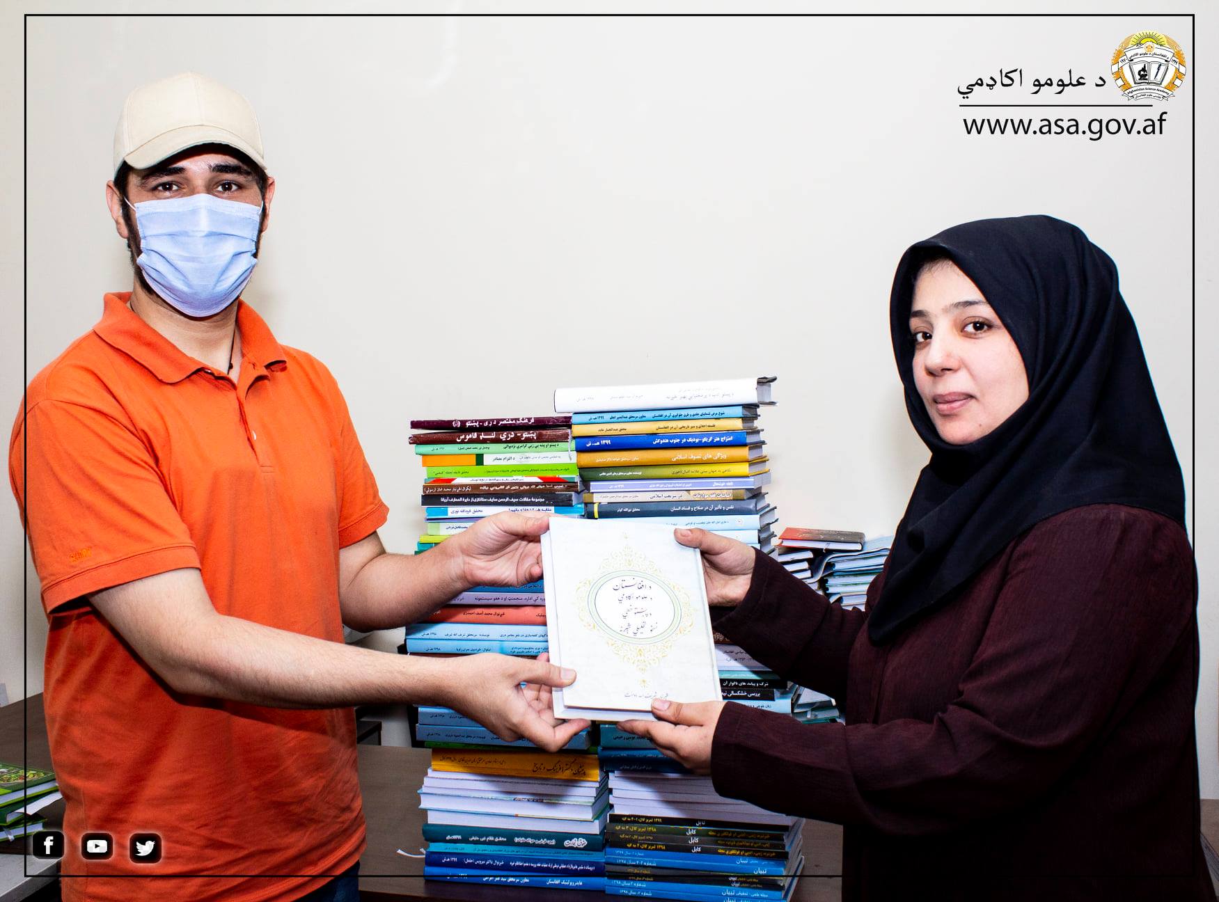 اهدای کتب به مؤسسه زنان کانادا برای زنان افغانستان