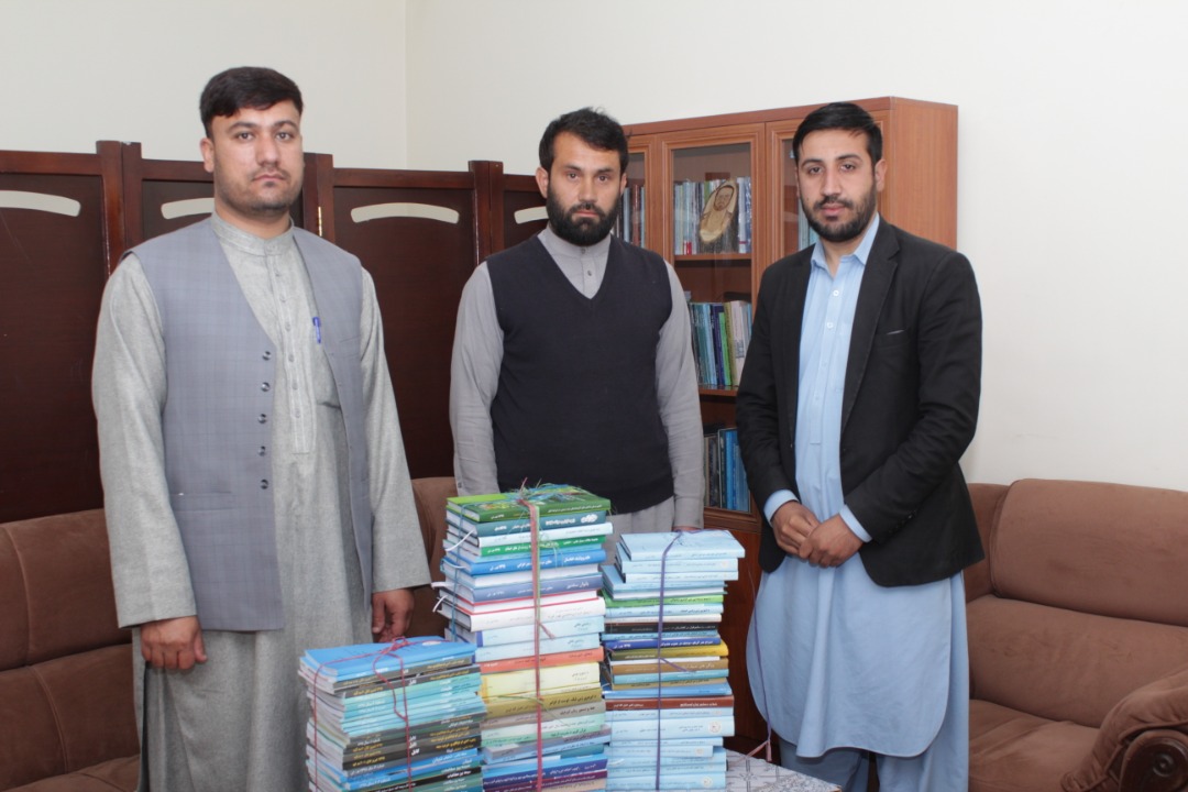 د غني خېلو ولسوالۍ د بدلون مدني ټولنې عام کتابتون سره د علمي آثارو مرسته وشوه