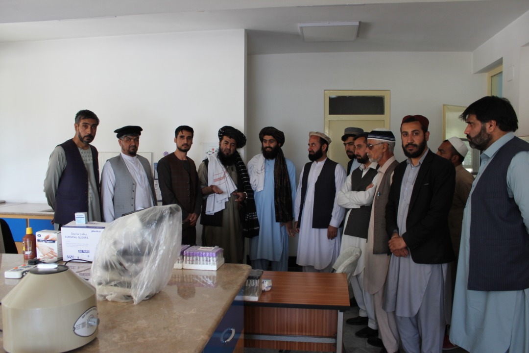 د طبیعي – تخنيکي علومو معاون ښاغلي شیخ الحدیث مولوي امیرجان ثاقب د علومو اکاډمۍ له لابراتوارونو  څخه لیدنه وکړه