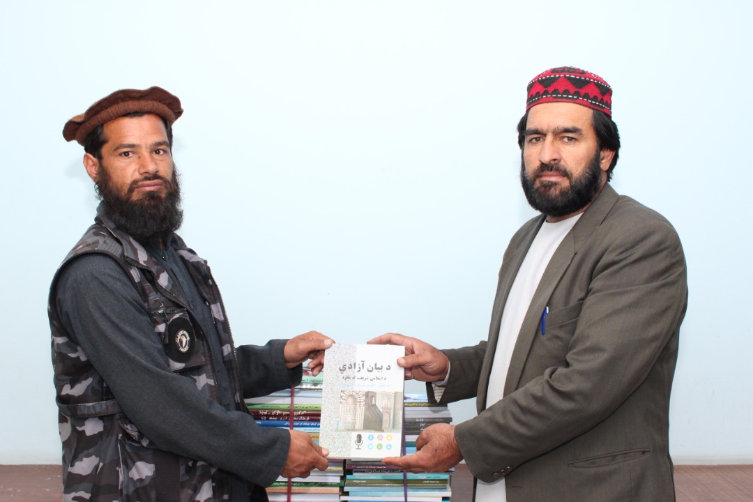 د نورستان ولایت د عامه کتابتون سره د علمي آثارو مرسته وشوه؛